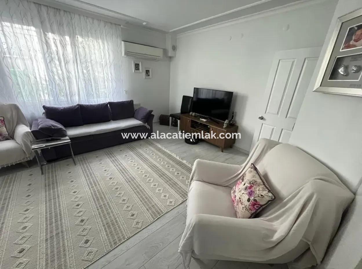 Çeşme Marinaya Yakın Geniş Bahçe Katı Sezonluk Kiralık 2+1 Daire
