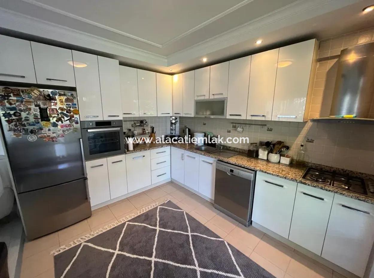 Çeşme Marinaya Yakın Geniş Bahçe Katı Sezonluk Kiralık 2+1 Daire