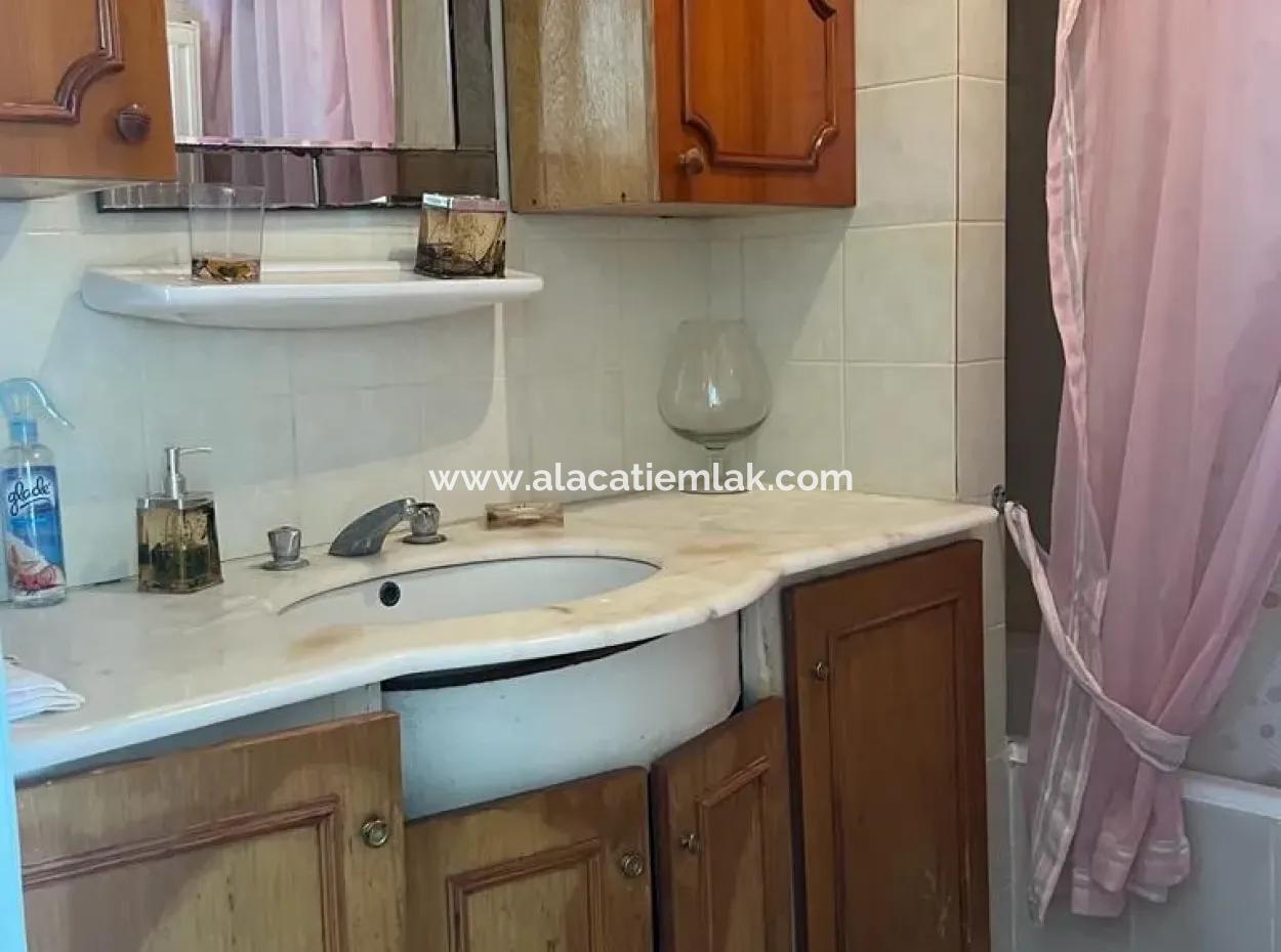 Çeşme Ilıca Altınyunus'ta Denize Çok Yakın Geniş Bahçeli Villa