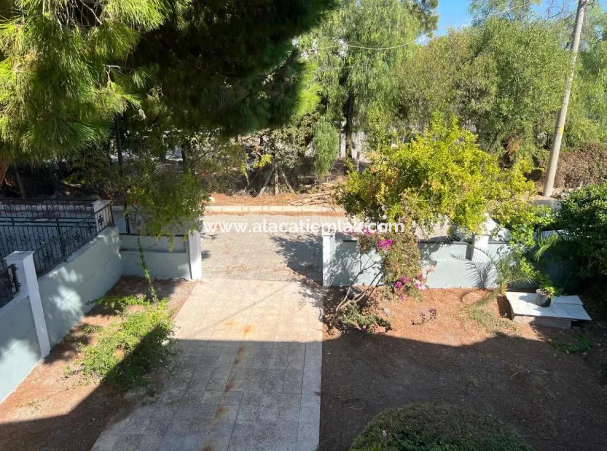 Çeşme Ilıca Altınyunus'ta Denize Çok Yakın Geniş Bahçeli Villa