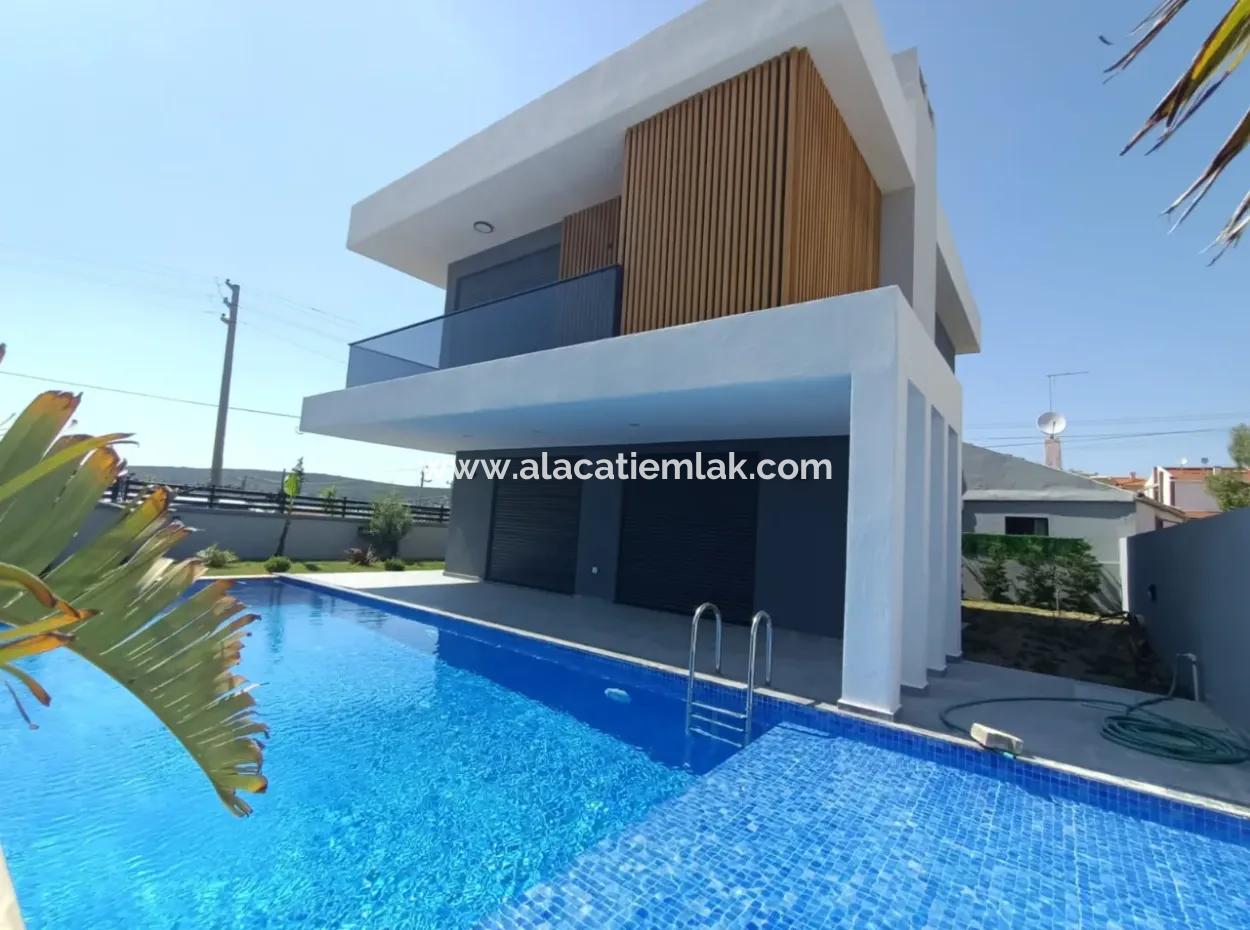 Çeşme Şifne'de Müstakil Havuzlu 4+1 Sıfır Lüx Villa