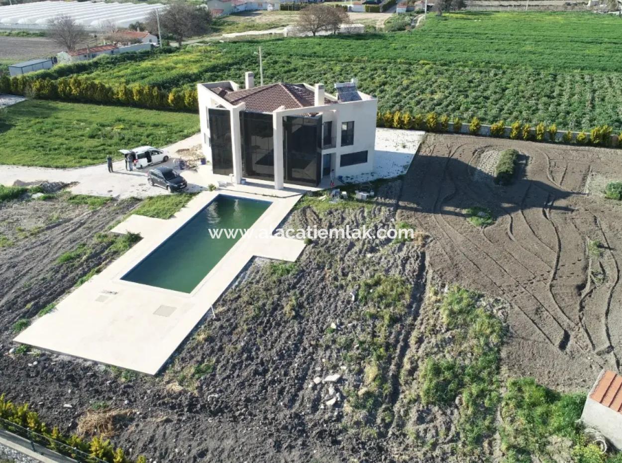 Çeşme'de Restaurant,Kafe,Kahvaltı Salonuna Uygun Kiralık Ev