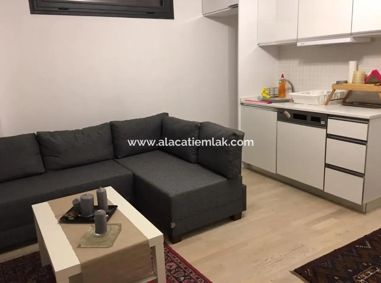 Çeşme Merkez'de Sezonluk Kiralık Denize 20M. 1+1 Daire