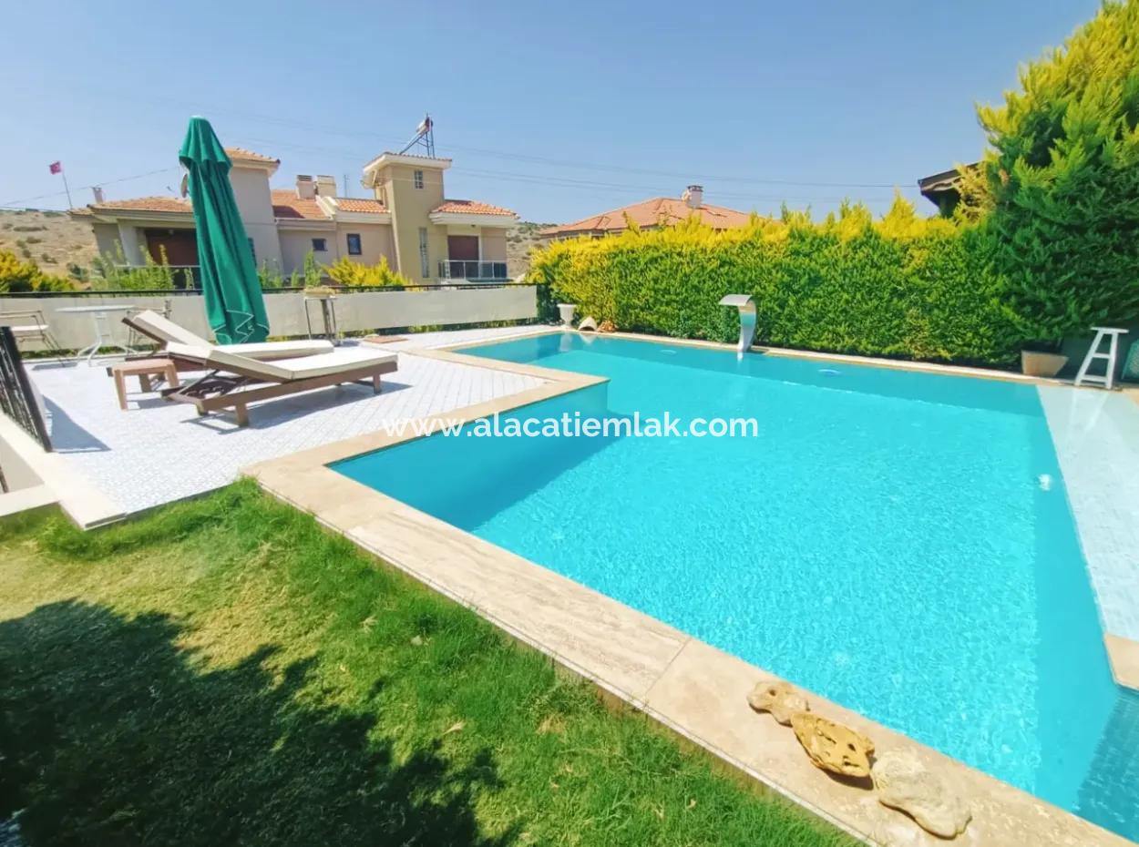 Çeşme'de Müstakil Havuzlu Aylık Kiralık Lüks Villa