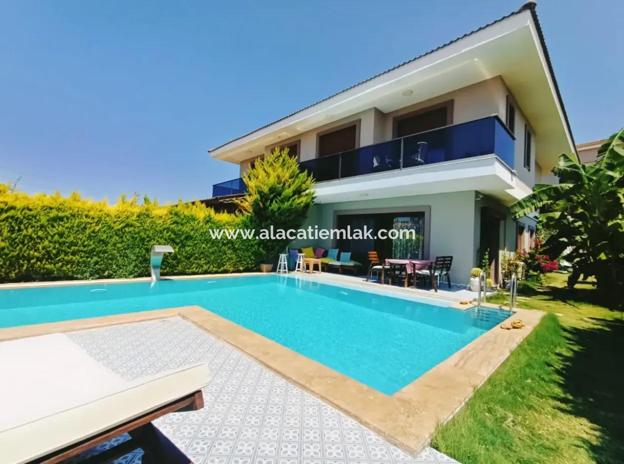 Çeşme'de Müstakil Havuzlu Aylık Kiralık Lüks Villa