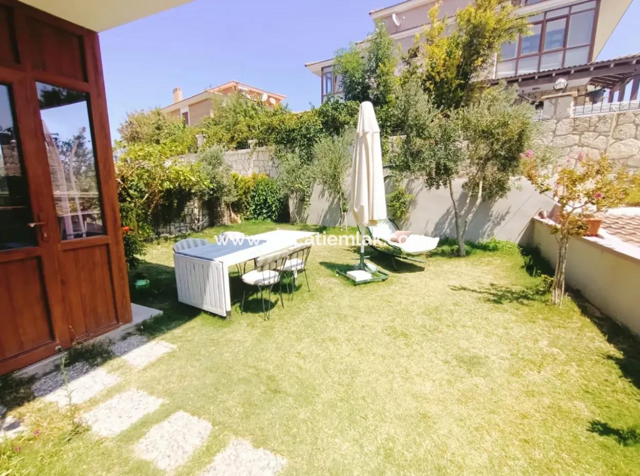 Çeşme'de Müstakil Havuzlu Aylık Kiralık Lüks Villa