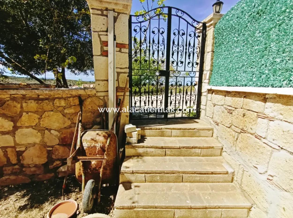 Çeşme Merkez'de Sezonluk Kiralık Geniş 2+1 Bahçe Katı Daire