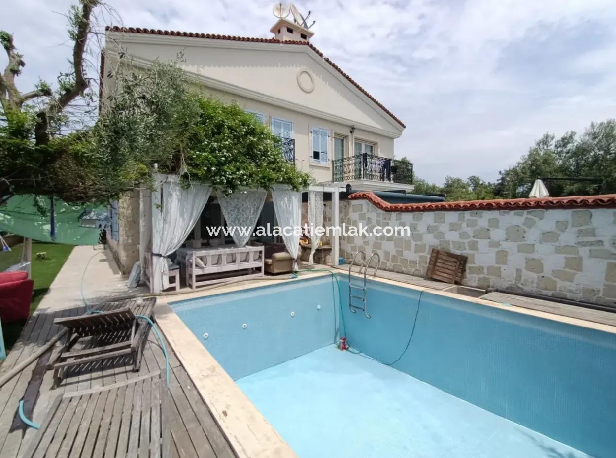Çeşme Ayayorgiye Yakın Aylık Kiralık Müstakil Havuzlu 3+1 Villa
