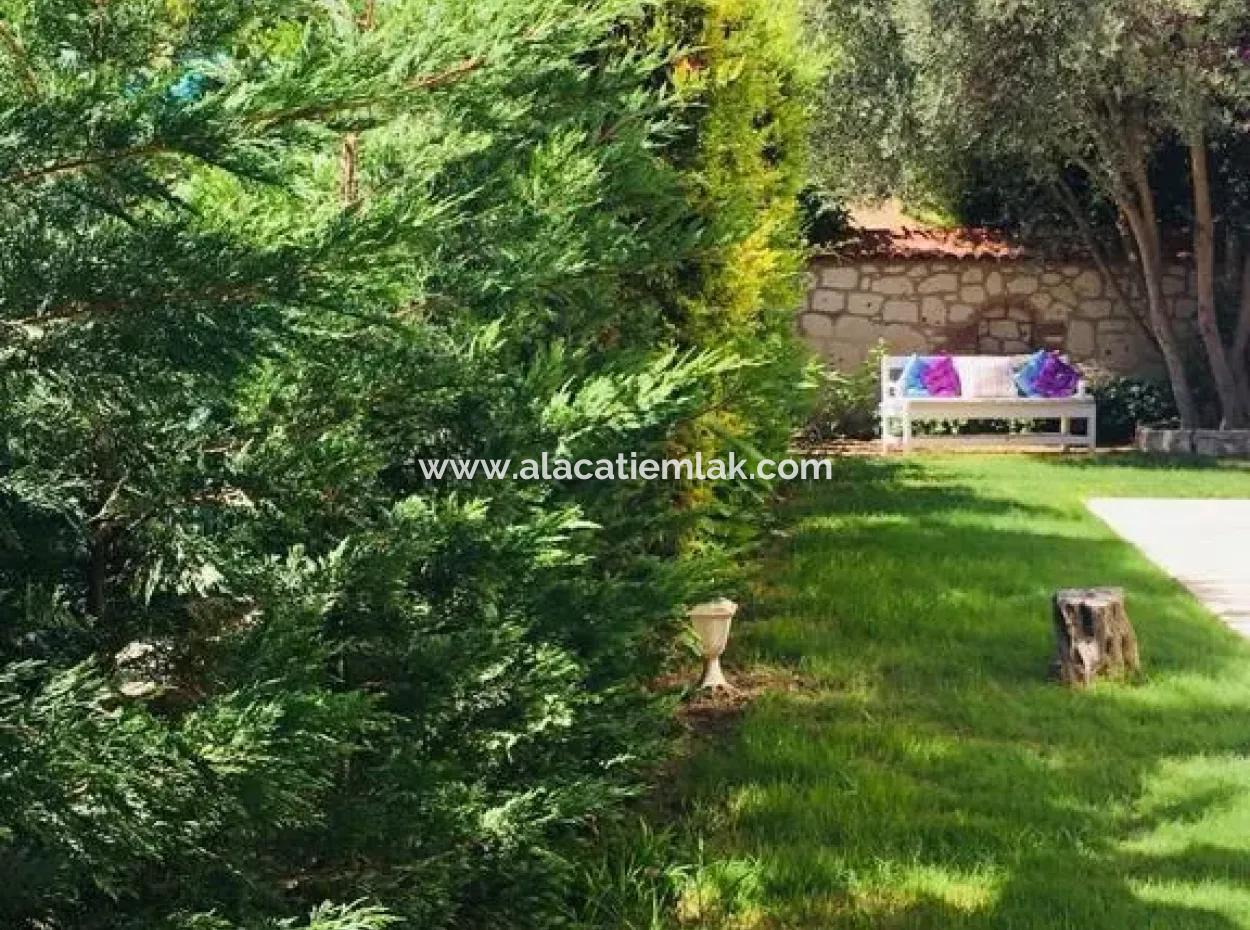 Çeşme Ayayorgiye Yakın Aylık Kiralık Müstakil Havuzlu 3+1 Villa