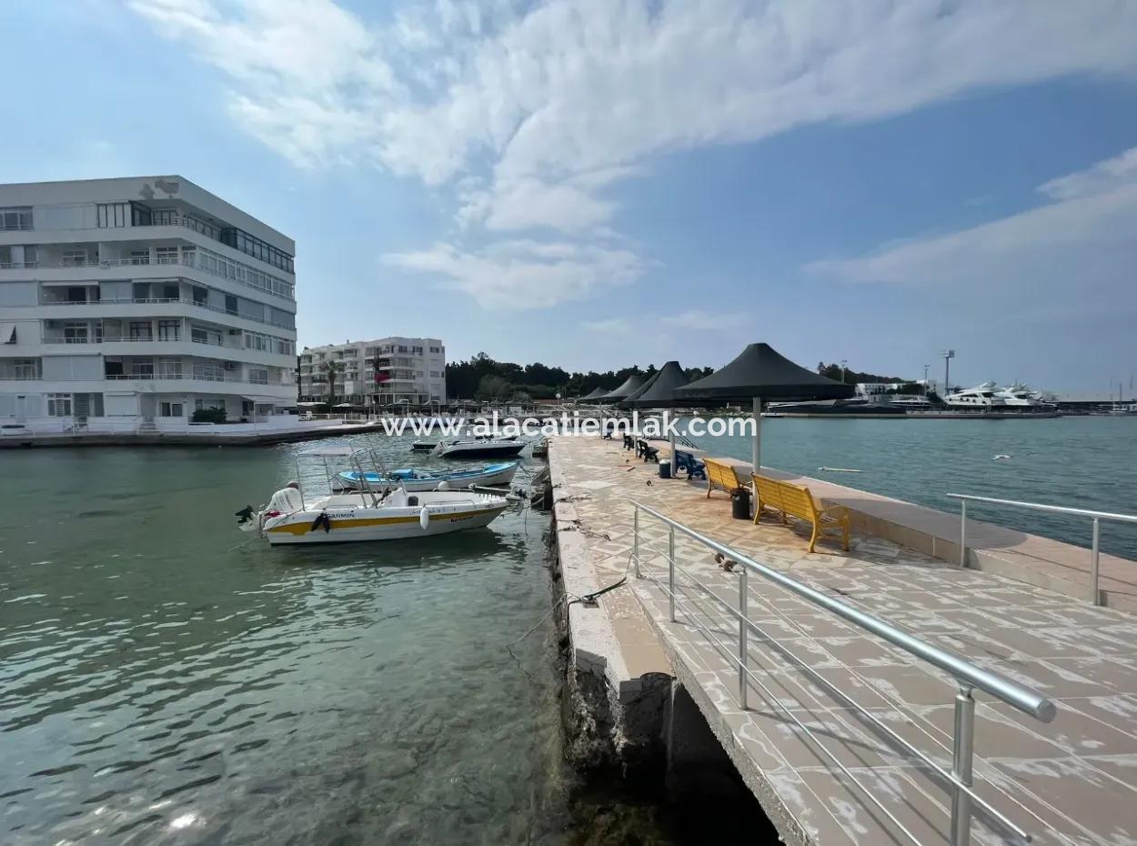 Çeşme Ilıca Ege Çeşme Sitesinde Denize Sıfır Satılık 2+1 Daire