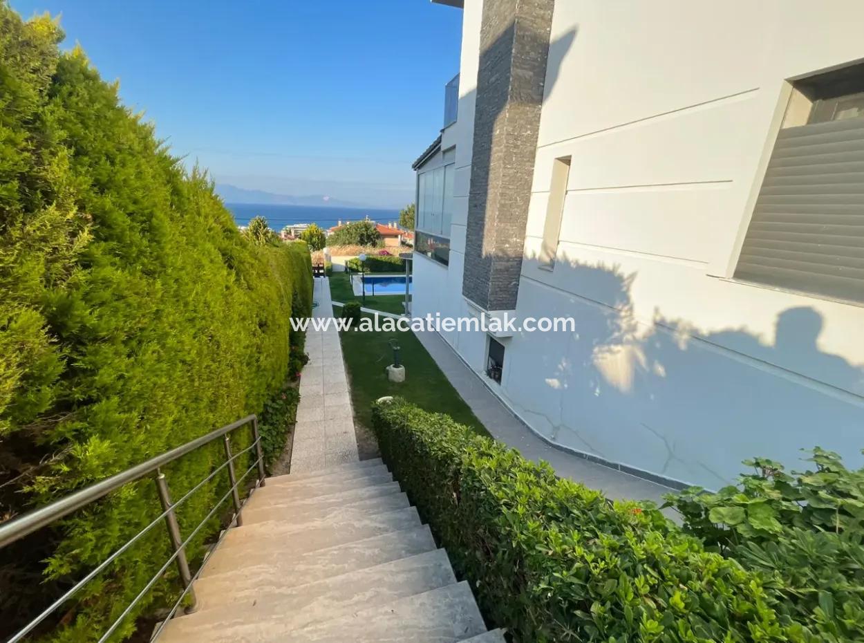 Çeşme Boyalık Sırtlarında Yıllık Kiralık 4+2 Müstakil Villa