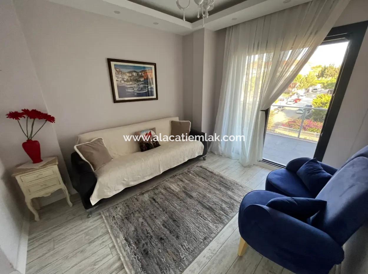 Çeşme Merkezde Yıllık Kiralık Müstakil Havuzlu Triplex Villa