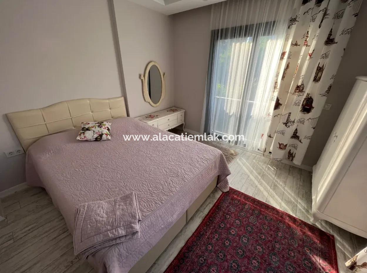 Çeşme Merkezde Yıllık Kiralık Müstakil Havuzlu Triplex Villa