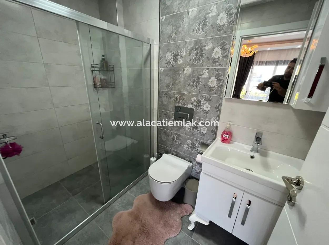 Çeşme Merkezde Yıllık Kiralık Müstakil Havuzlu Triplex Villa