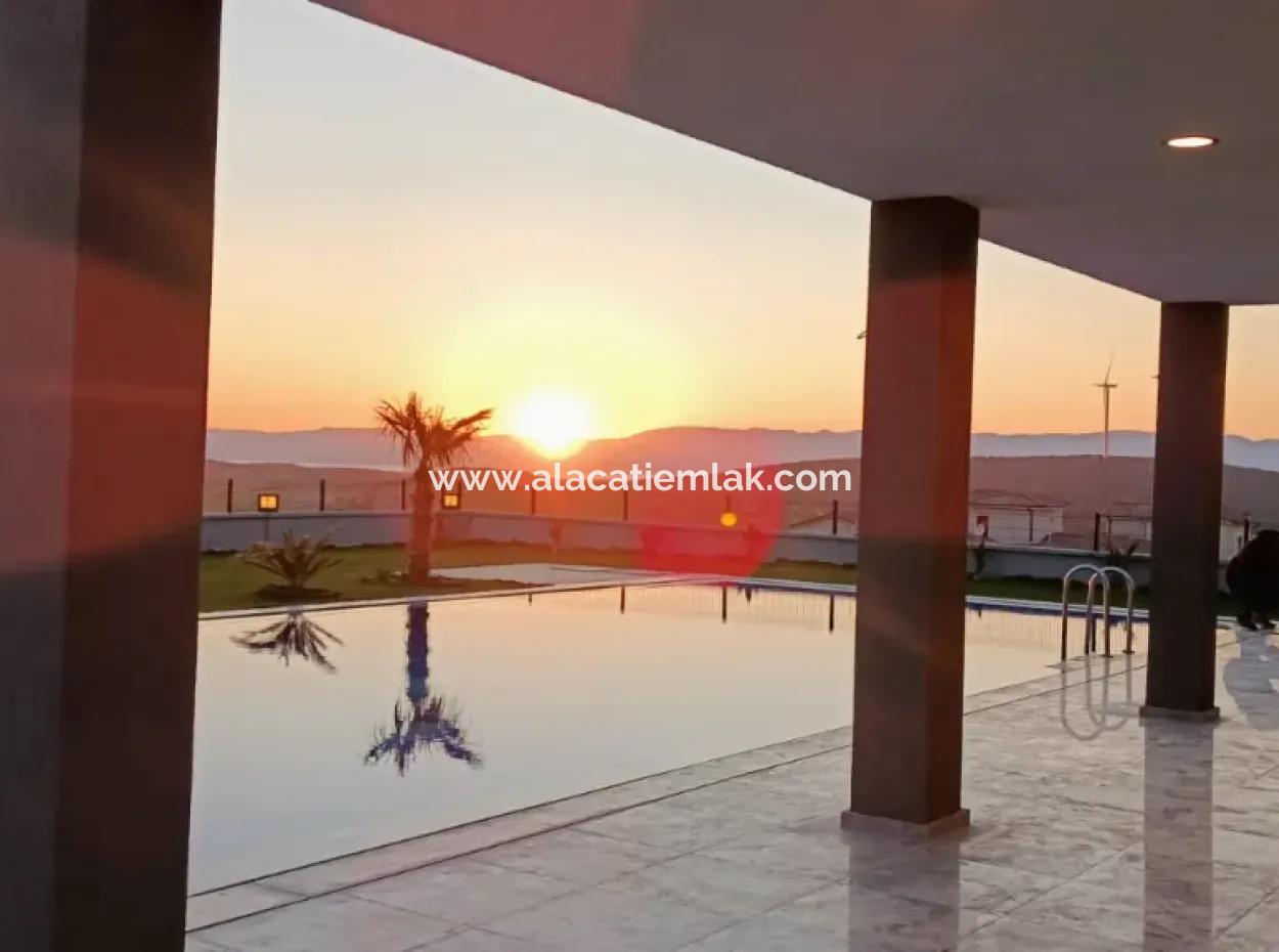 Çeşme Ovacıkta Satılık 6+2 Luxruy Modern Havuzlu Müstakil Villa