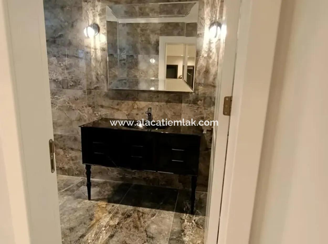 Çeşme Ovacıkta Satılık 6+2 Luxruy Modern Havuzlu Müstakil Villa