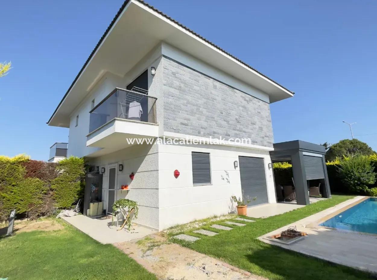 Çeşme Ilıca'da Müstakil Havuzlu Satılık Villa