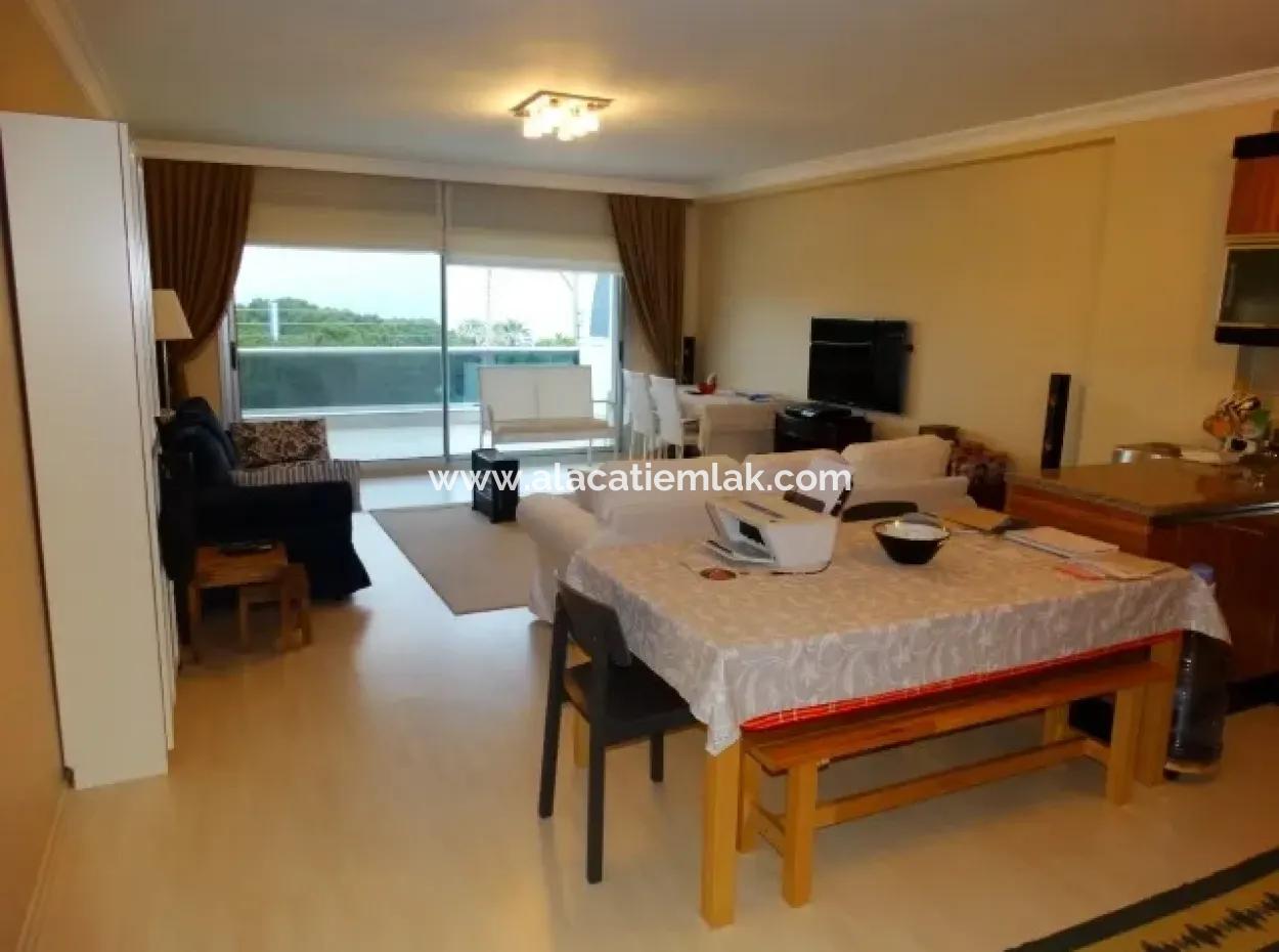 Çeşme'de Deniz Manzaralı Eşyalı Kiralık Geniş Daire
