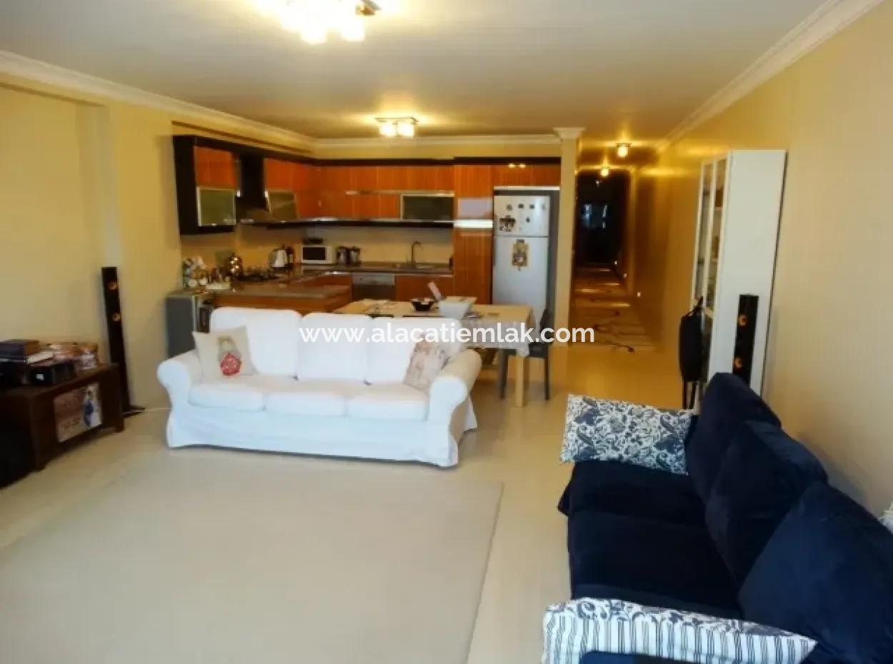 Çeşme'de Deniz Manzaralı Eşyalı Kiralık Geniş Daire