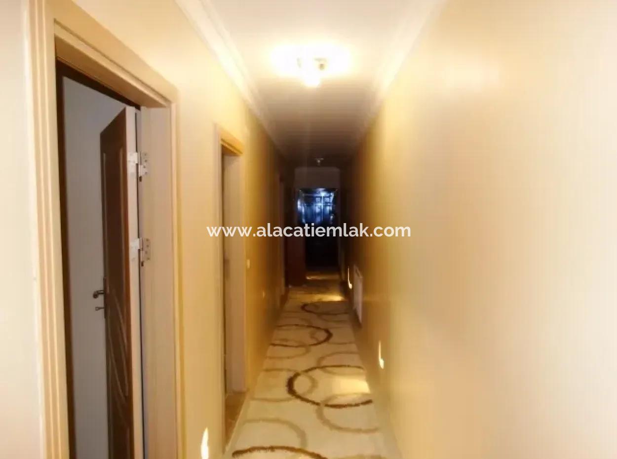 Çeşme'de Deniz Manzaralı Eşyalı Kiralık Geniş Daire