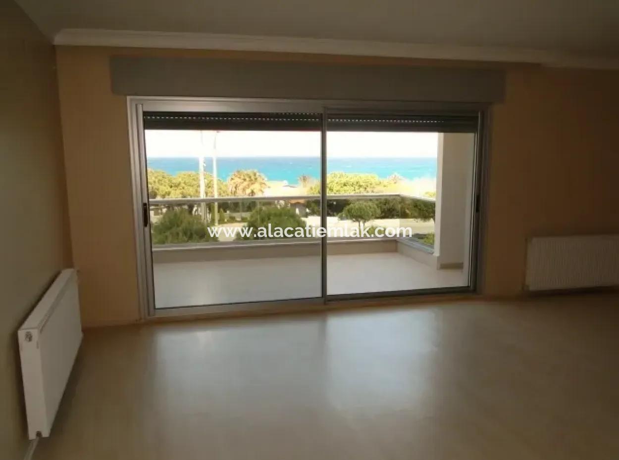 Çeşme'de Deniz Manzaralı Eşyalı Kiralık Geniş Daire