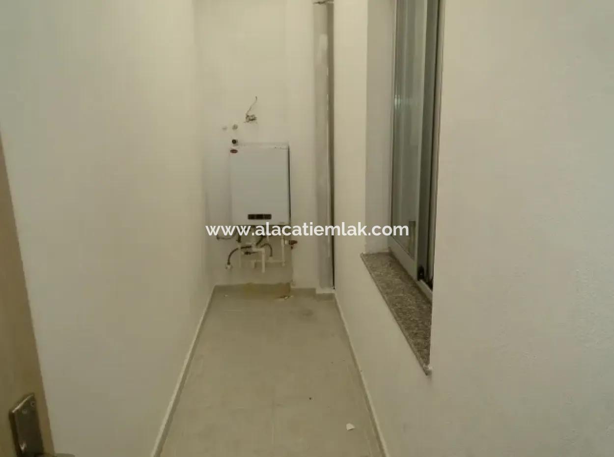 Çeşme'de Deniz Manzaralı Eşyalı Kiralık Geniş Daire