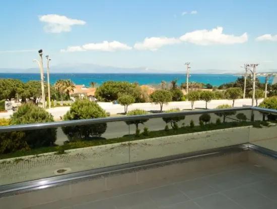 Çeşme'de Deniz Manzaralı Eşyalı Kiralık Geniş Daire