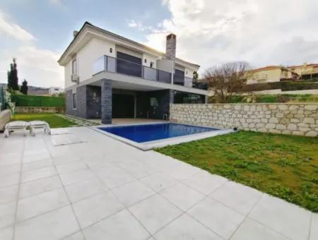 Çeşme Boyalık Plajına 600 M. Sezonluk Kiralık Havuzlu Villa