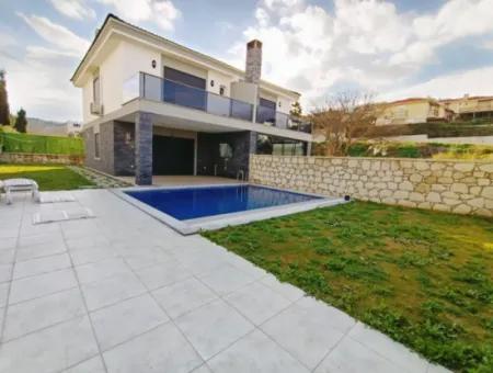 Çeşme Boyalık Plajına 600 M. Sezonluk Kiralık Havuzlu Villa