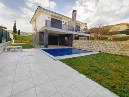 Çeşme Boyalık Plajına 600 M. Sezonluk Kiralık Havuzlu Villa