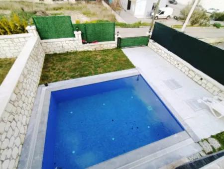 Çeşme Boyalık Plajına 600 M. Sezonluk Kiralık Havuzlu Villa