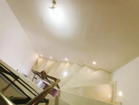 Çeşme Boyalık Plajına 600 M. Sezonluk Kiralık Havuzlu Villa