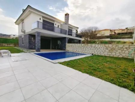 Çeşme Boyalık Plajına 600 M. Sezonluk Kiralık Havuzlu Villa