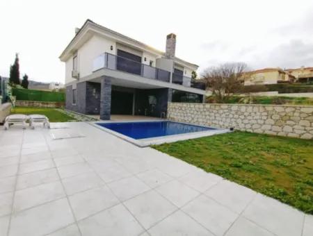 Çeşme Boyalık Plajına 600 M. Sezonluk Kiralık Havuzlu Villa