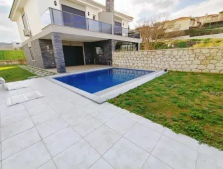 Çeşme Boyalık Plajına 600 M. Sezonluk Kiralık Havuzlu Villa