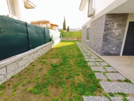 Çeşme Boyalık Plajına 600 M. Sezonluk Kiralık Havuzlu Villa