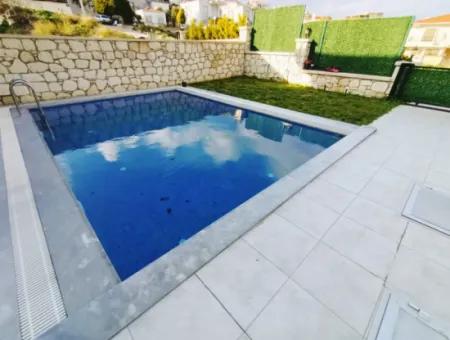 Çeşme Boyalık Plajına 600 M. Sezonluk Kiralık Havuzlu Villa