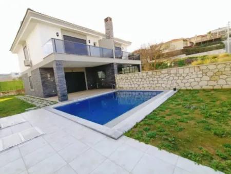 Çeşme Boyalık Plajına 600 M. Sezonluk Kiralık Havuzlu Villa