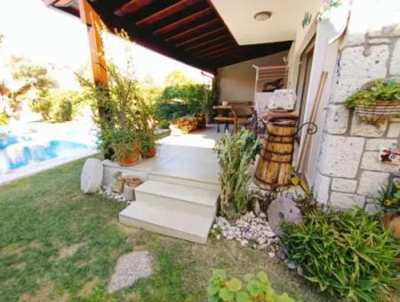 Alaçatı'da Sezonluk Kiralık 4+1 Müstakil Havuzlu Villa