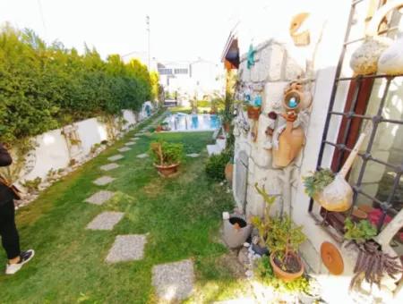 Alaçatı'da Sezonluk Kiralık 4+1 Müstakil Havuzlu Villa