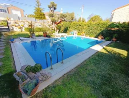 Alaçatı'da Sezonluk Kiralık 4+1 Müstakil Havuzlu Villa