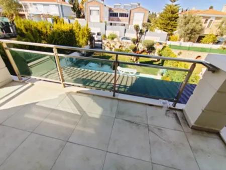 Alaçatı'da Sezonluk Kiralık 4+1 Müstakil Havuzlu Villa