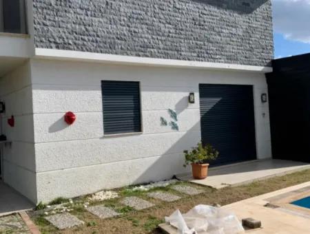 Çeşme Ilıca'da Müstakil Havuzlu Satılık Villa