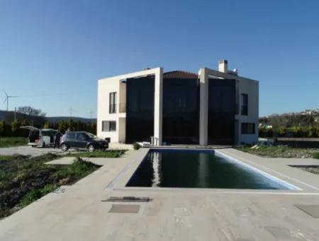 Çeşme'de 4 Dönüm Arazi İçerisinde Satılık Havuzlu Müstakil Villa