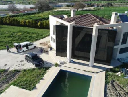 Çeşme'de 4 Dönüm Arazi İçerisinde Satılık Havuzlu Müstakil Villa