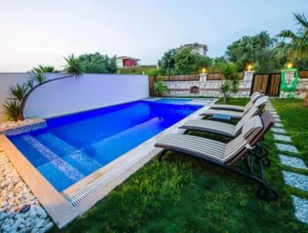 Çeşme'de Ayayorgi'ye Çok Yakın Aylık Kiralık Havuzlu Villa