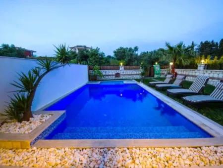 Çeşme'de Ayayorgi'ye Çok Yakın Ağustos Ayı Kiralık Havuzlu Villa