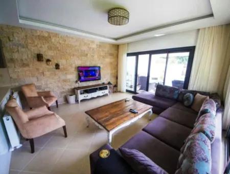 Çeşme'de Ayayorgi'ye Çok Yakın Ağustos Ayı Kiralık Havuzlu Villa