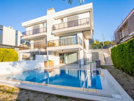 Çeşme Ayayorgi'ye Ağusts Ayı  Kiralık Havuzlu Villa