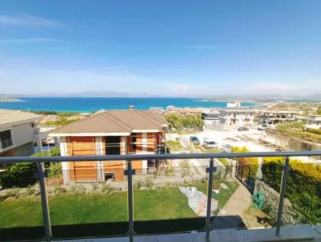 Çeşme Boyalık Sırtlarında Deniz Manzaralı Yıllık Kiralık Villa